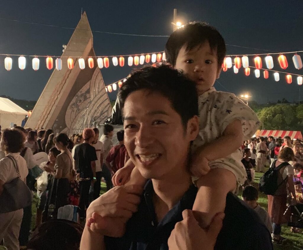 息子と夏祭りに参加する藤田文武