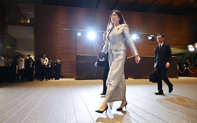 大臣として首相官邸に入る小野田紀美