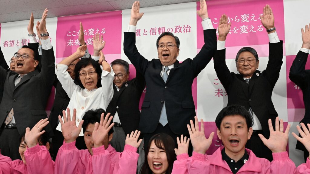 当選を喜ぶ斉藤鉄夫氏と妻