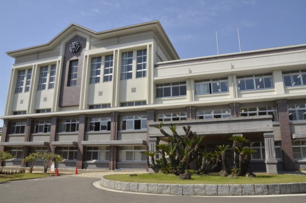 松山東高校の外観