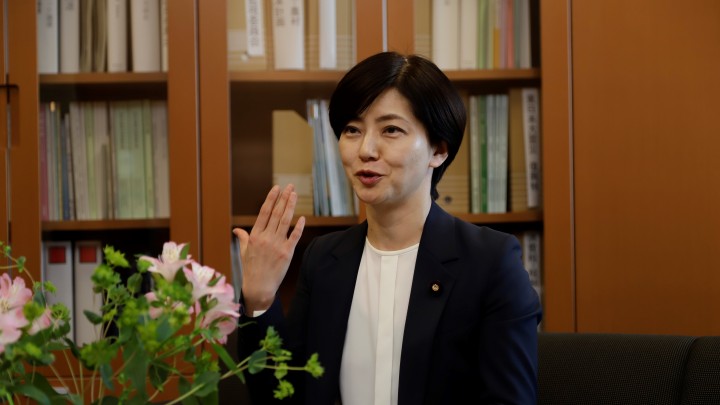 インタビューに答える石垣のりこ