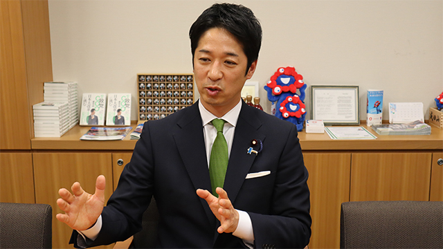 インタビューを受ける藤田文武