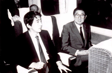 安倍晋太郎氏に同行する安倍晋三